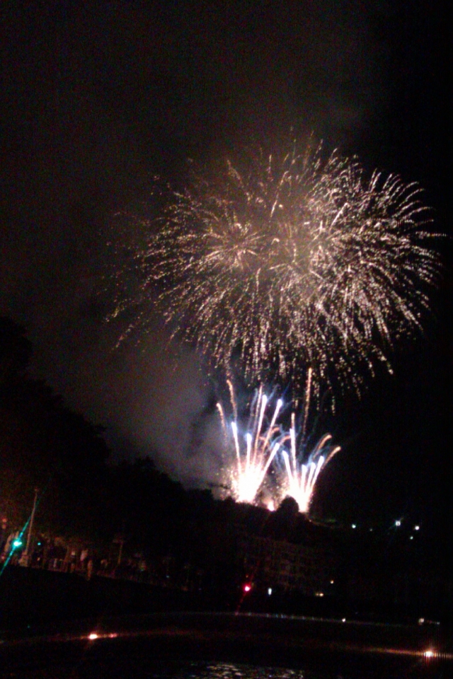 Fuegos Artificiales en Barco Bilbao La Mar de Bien